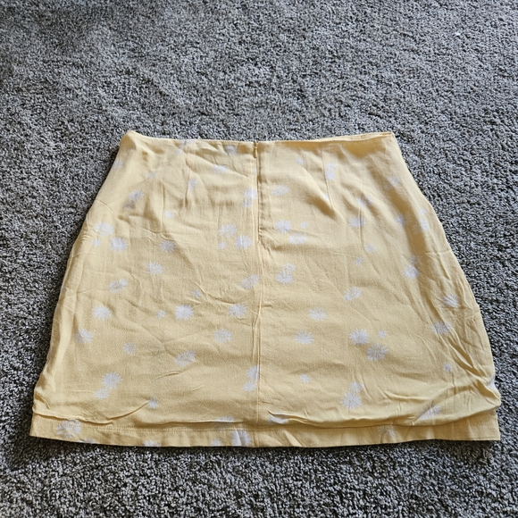 Kendall & Kylie Yellow Sunflower Floral Skirt NWT Size Small. - Picture 2 of 3